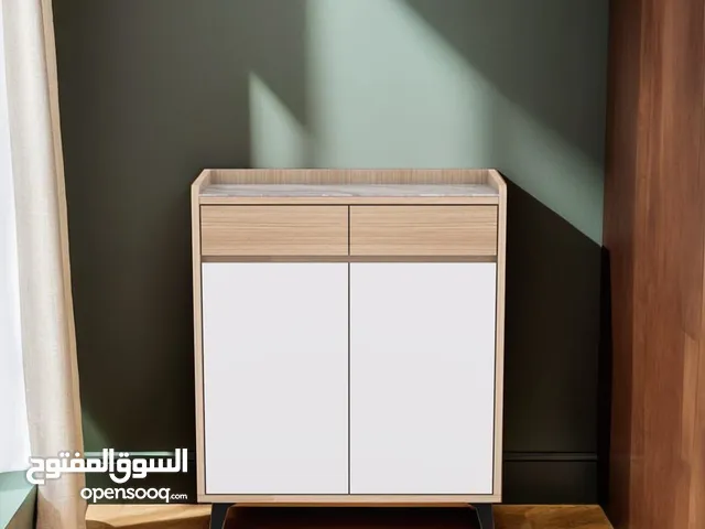 خزانة مودرن بستايل أوروبي راقـي تصميم خشبي راقي بلون بيج فاتح مع أبواب سادة بلون سكري أنيق