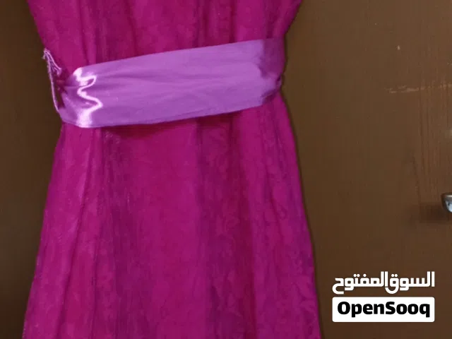 فستان دانتيل فوشي طويل مبطن معه حزام ساتان
