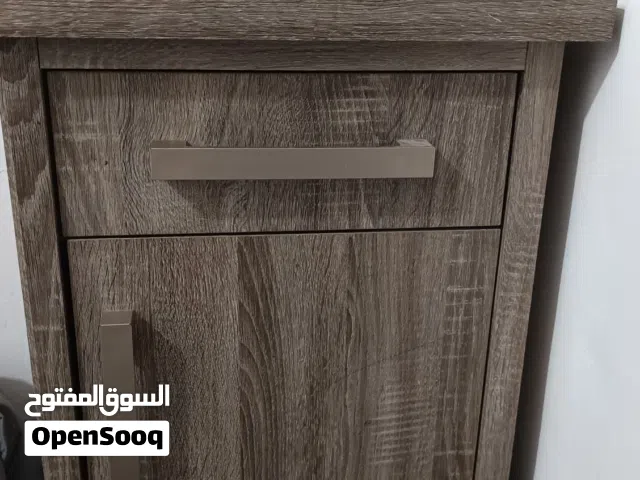 طاوله جانبيه لسرير نظيفه جدا  لون رمادي مموج ب 2