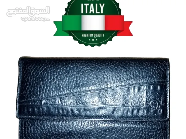 محفظة وحافظة نقود للسيدات جلد ايطالي  طبيعي اصلي مستعمل شيء بسيط بحالة ممتازة شبه جديدة.