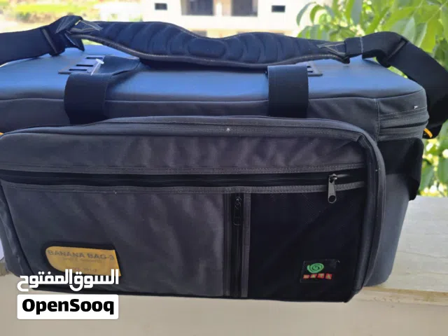 حقيبة كاميرات وعدسات احترافية بحالة ممتازة، مبطنة من الداخل لحماية المعدات من الصدمات والخدوش،