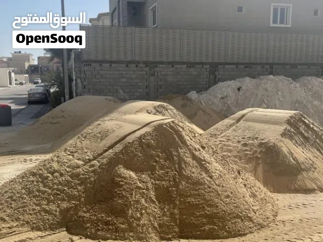 يوجد لدينا رمل مساح و دفان و ردم مواقع وحفر
