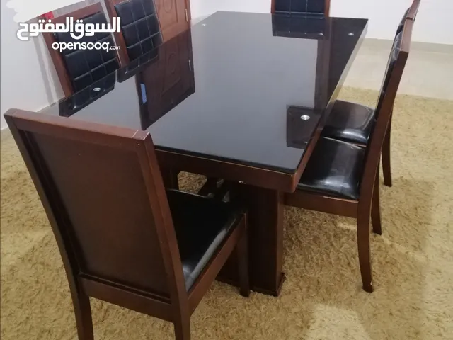 طاولة اكل تركيه لوح متين جدا وطبقة زجاج سميك خامه الله يبارك مع 6 كراسي جلد اسود