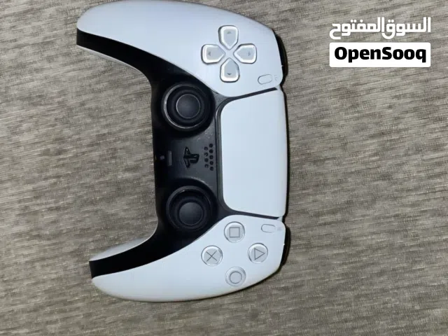 وحدة تحكم PS5 (DualSense) بحالة الوكالة