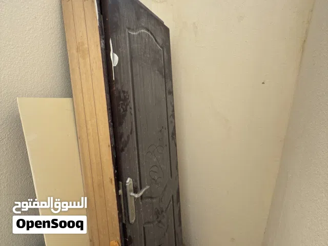 باب خشب (سيمي صولد) نظيف جداً مع الحلق - للبيع المستعجل