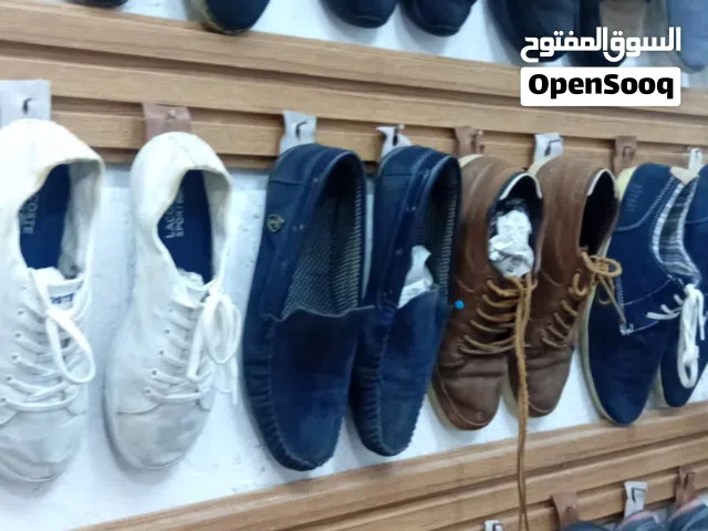 بضاعة محل أحذية أوروبية للبيع بسعر مميز