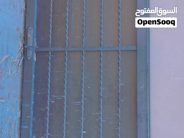 باب حديد مع الحلق