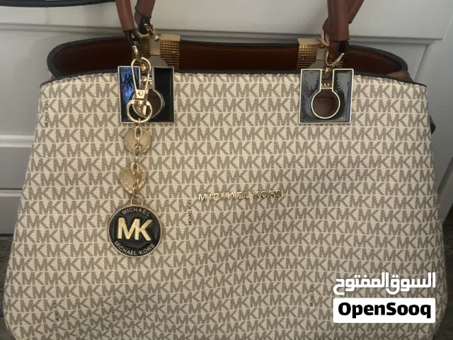شنطه نسائيه تقليد ماركه mk لون بيج