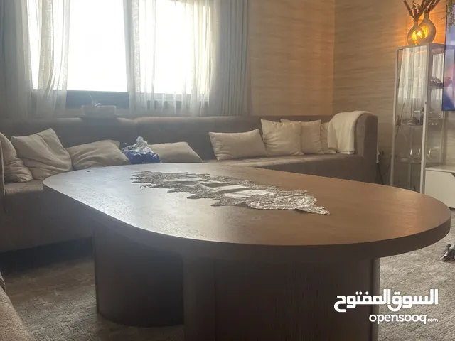 طاولة خشب ثقيله وتفصيل لون خشبي فاتح