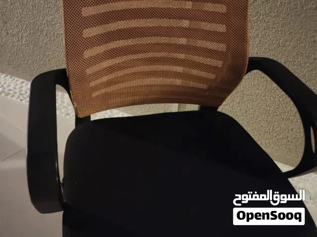 كرسي مكتب مع كرسيين وطاوله راقي جداً