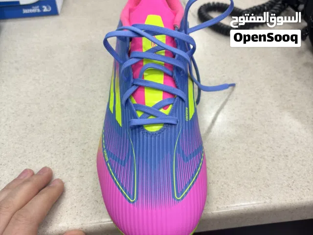 جزمه كوره اديداس