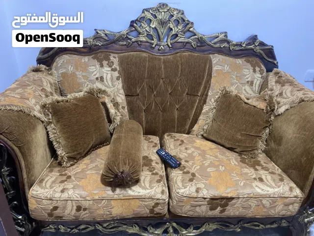 كنب للبيع مع 3طاولات