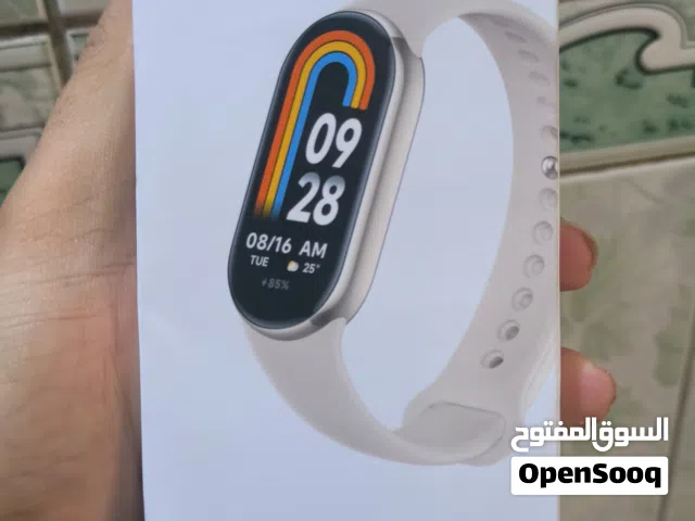 Xiaomi Smart Band 8): الشاشة: من نوع AMOLED بحجم 1.62 بوصة، وتتميز بتردد 60Hz (وهذا يجعل حركتها سلسة