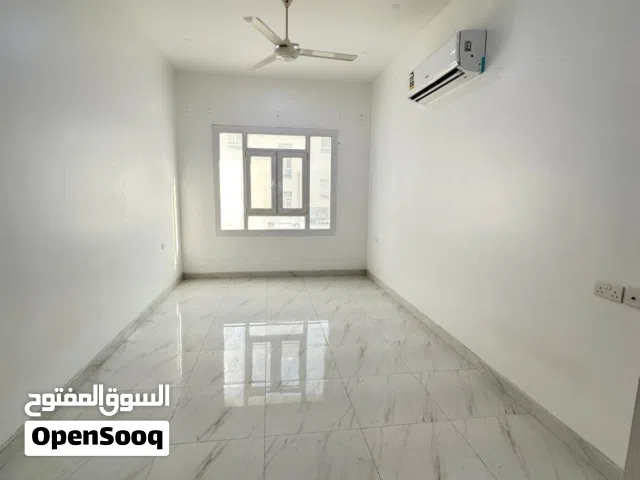 للبيع شقه مواجره موقع الخوض في بنايه سكني تجاري شفه في دور الاول