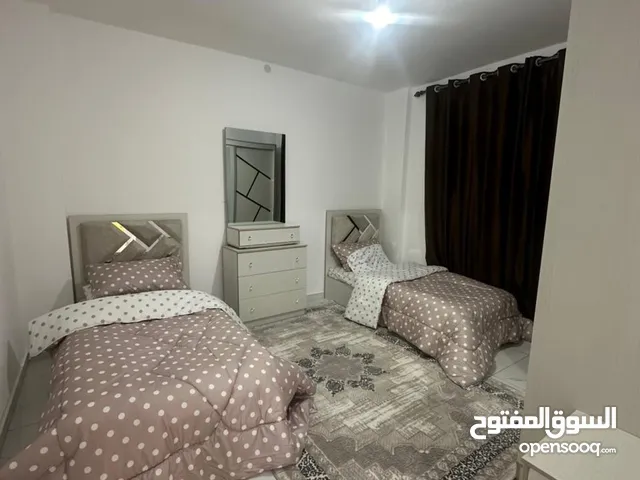 غرفة نوم شبابية للبيع جديدة تم تركيبها فقط دون استعمالها الغرفة تشمل كل ما موجود بالصورة من اثاث