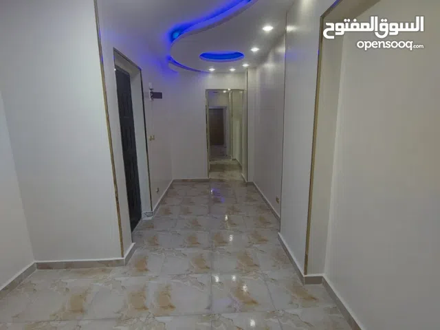 شقة بموقع مميز شارع 18 بين العيسوي والبحر، وخطوات لجمال عبد الناصر.  الدور الثاني والعمارة 15 دور