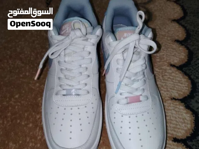 الحذاء جديد غير مستعمل
