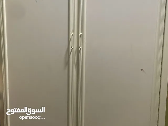 دولابين واحد منهم في درج بايظ والباقي شغال و مكتب قذاذ بحاله كويسه