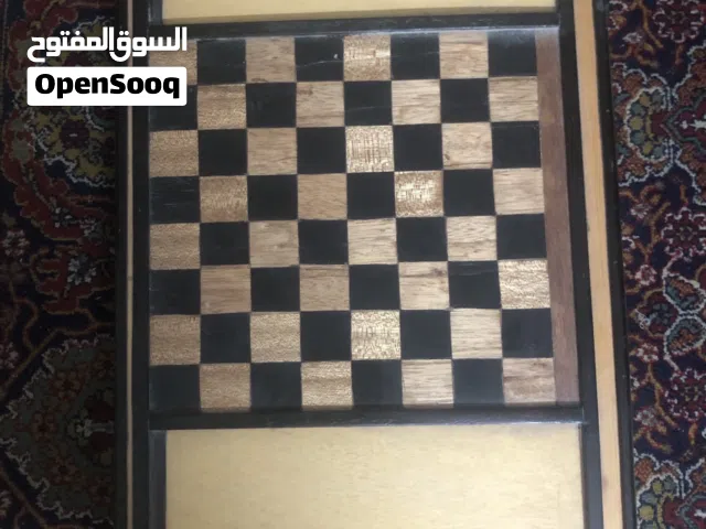 للبيع طاوله شطرنج من خشب صنع بيت وملون يوجد فراغ بين الشطرنج لوضح الاغراض