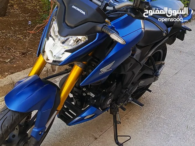 دراجه هوندا هورنت 200cc بحالة الوكاله 3200كلم فقط كما هو واضح فالصور