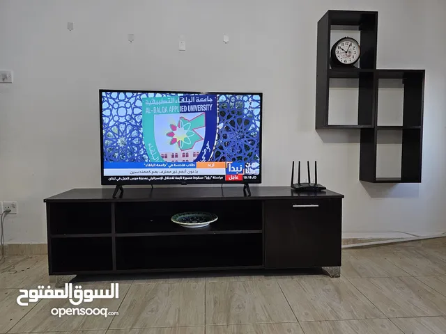 طاولة تلفزيون مع رفوف ديكور خشب ثقيل
