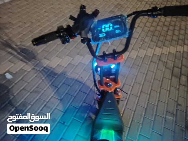 سكوتر كهرباء 4 مساعدات امامي و2 خلفي محركين استخدام شهرين فقط السرعة 90