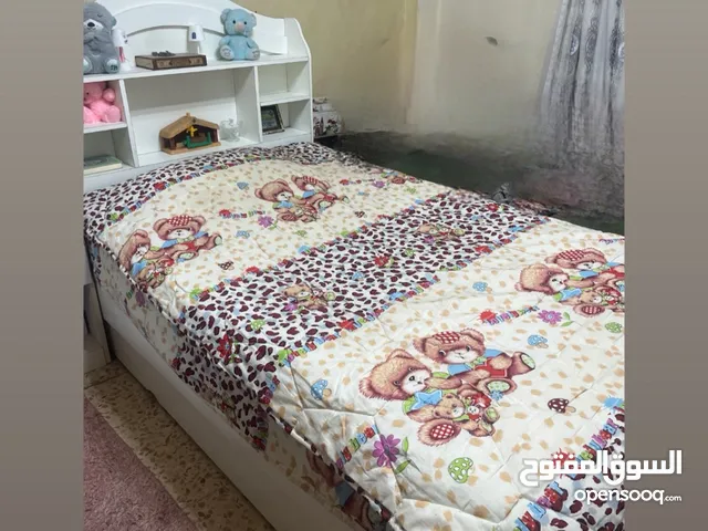 تخت مفرد ونص تفصيل بدون الفرشه ومكتبه تفصيل مع مرايه