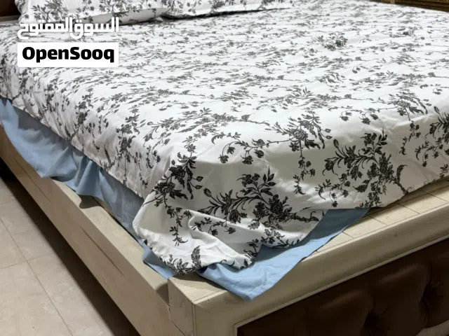 سرير خشب 210x200مزين بجلط طبيعي وطاولات وخزانة