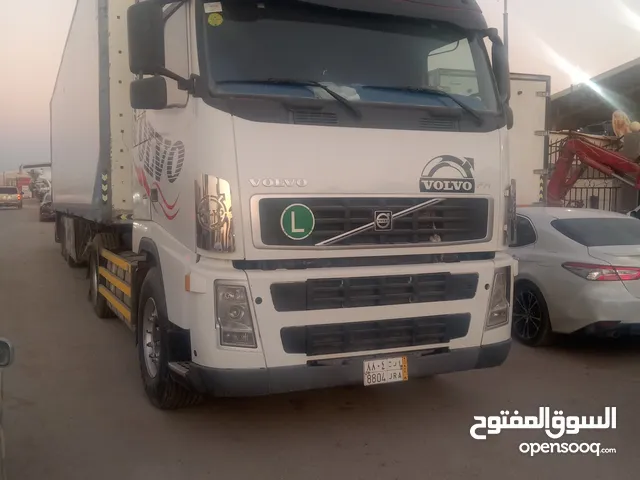 Tractor Unit Volvo 2006 in Jeddah