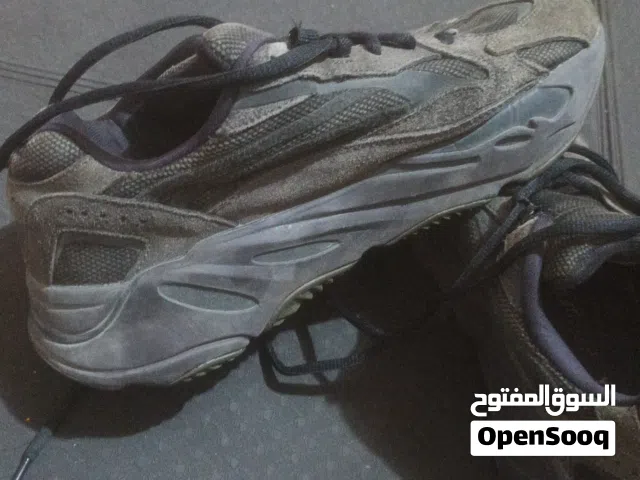 حذا ييزي 700اديداس