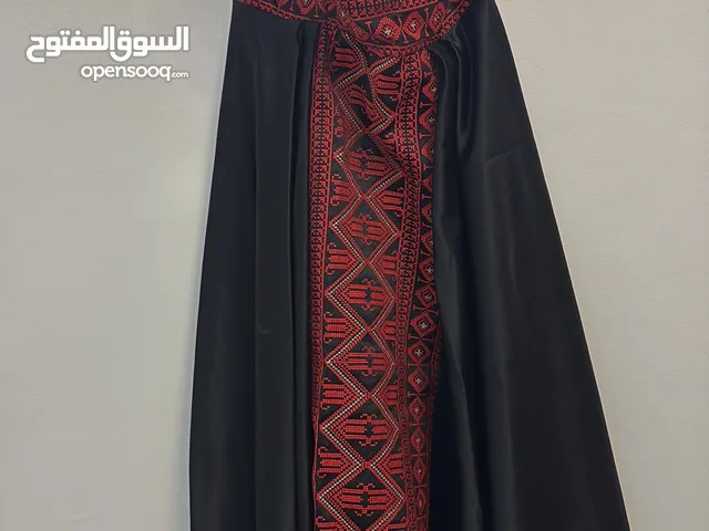فستان حنة مستعمل لمرة واحدة فقط جديد كليا يوجد منه قطعتين مقاسات مختلفة