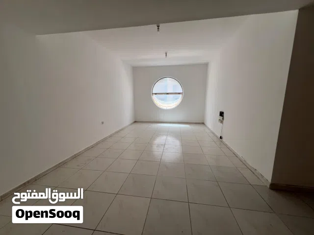 غرفتين وصالة للإيجار السنوي بمنطقة البوطينة  تكييف مركزي مساحة واسعة خزائن ف الحائط