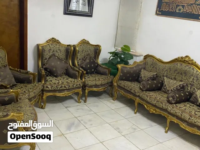 صالون كلاسيكي للبيع بسبب الضيق بحالة جيدة جدا بـ 1500دل