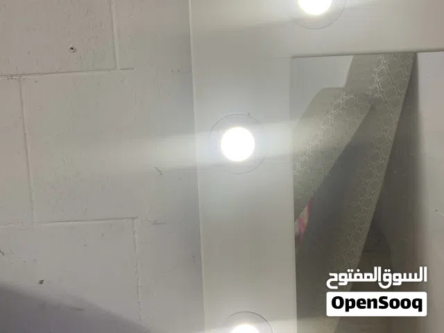 تسريحة لغرفة النوم شبه جديدة مافيها زلوغ أبدا فقط تحتاج للتنظيف وفيها اضوية وكلها شغالة