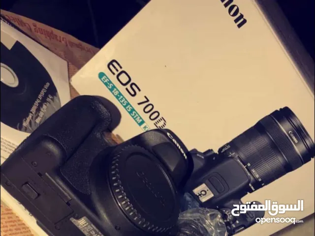 كاميرا كانون 700D معها كل مستلزماتها وعدسة 18-135mm