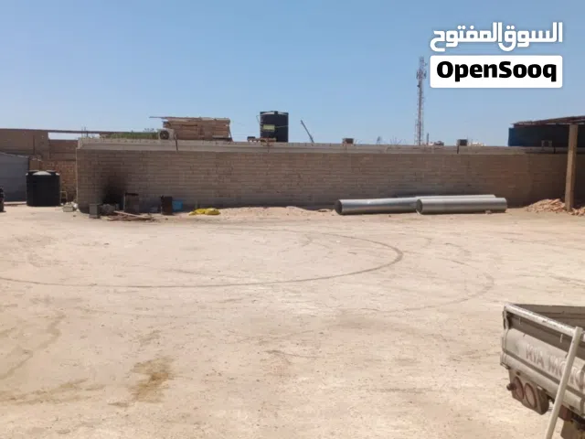 هنكر مفتوح m400 مع مخزن 120m مغلق يسبح وشة صيانة سيارات اوشاحنات سمرك وزواق اوورشة حداده.