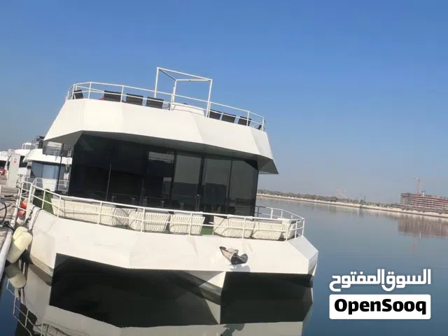 يخت في البندر