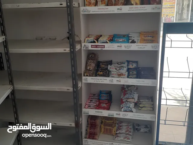 رفوف محلات للبيع وثلاجة عرض