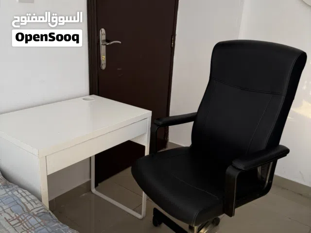 طاولة مكتب صغيرة وكرسي جلد اسود دواليب