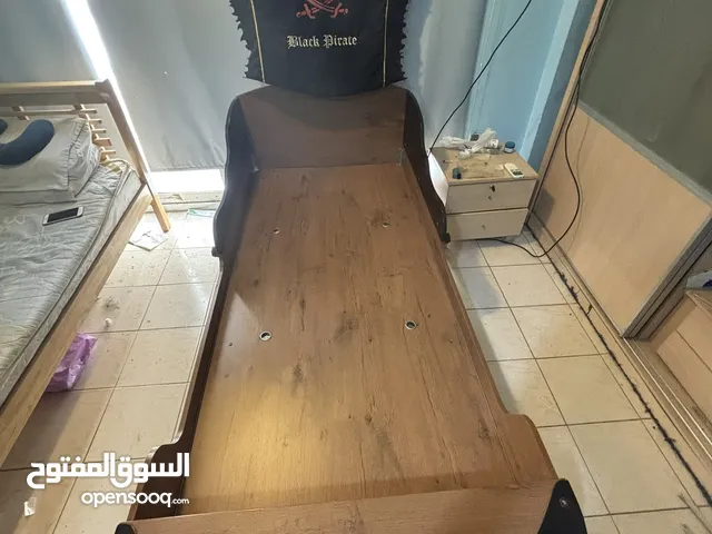 سرير على شكل سفينة قرصان بحالة جيدة جدا مستعمل