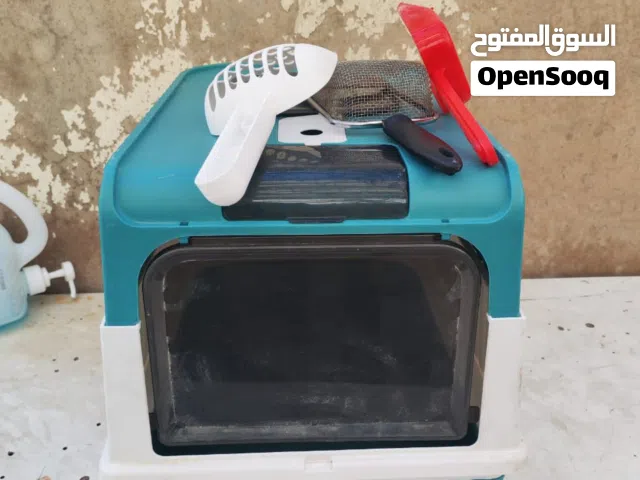 للبيع مجموعة مستلزمات متكاملة للقطط، الأغراض مستعملة استعمال خفيف جداً وبحالة ممتازة و نظيفة.