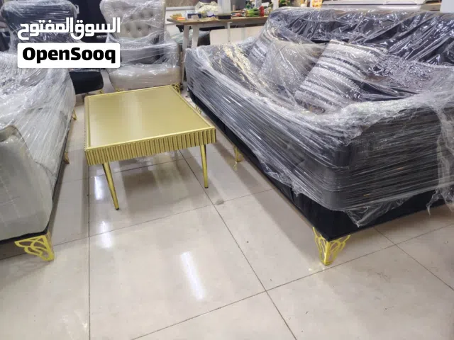 طقم جلوس للبيع كنبتين وكرسين جديد غير مستخدم ابدا