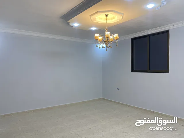 130 m2 3 Bedrooms Apartments for Rent in Salt Al Salalem