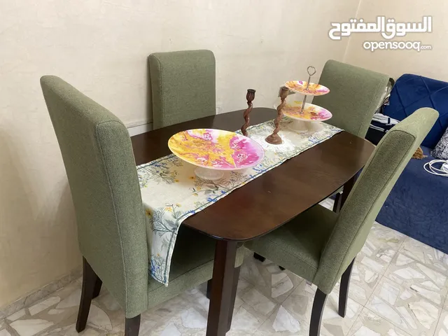 طاولة سفرة 4 كراسي شبه جديدة