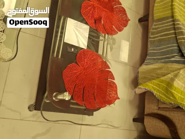 طاولة زجاج و خزانة مستعمل بحالة جيدة جدا