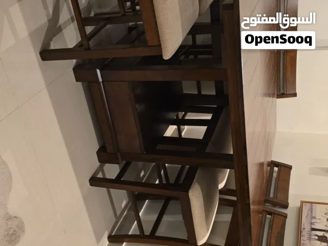 طاولة طعام مرتفعة