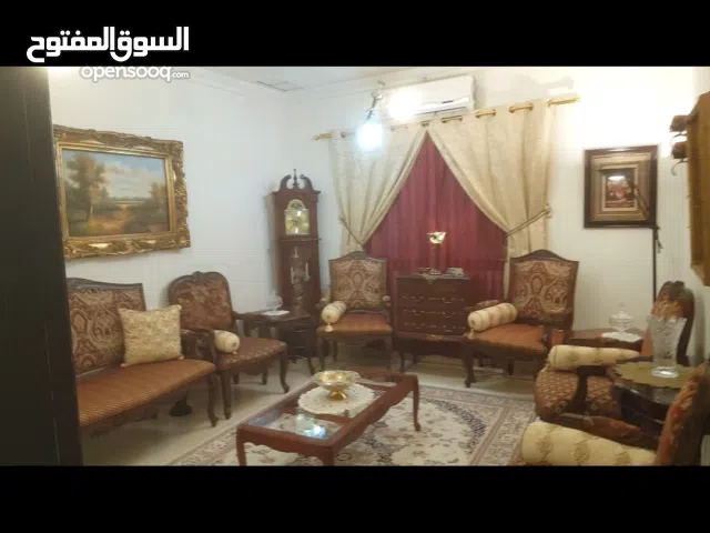 كنب خشب. إسباني قوي الغرفة كاملة مثل بالصورة