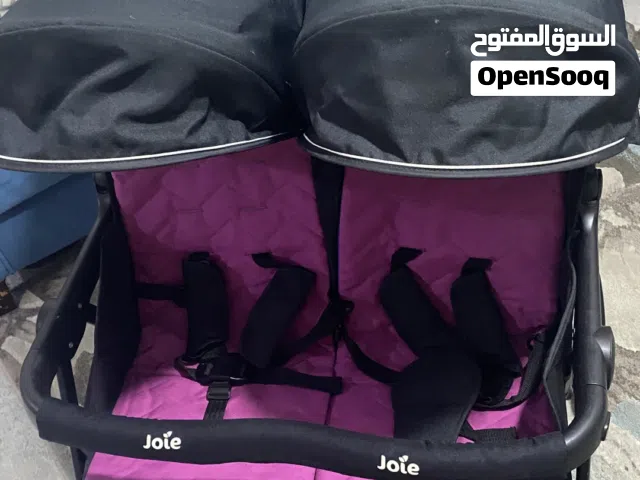 للبيع عربة أطفال توأم من الماركة العالمية الشهيرة Joie