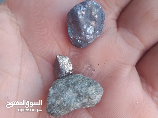 احجار كريمة من نيزك على الفحص اكيد