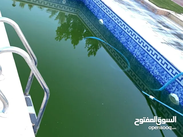 تنظيف وصيانة احواض السباحة